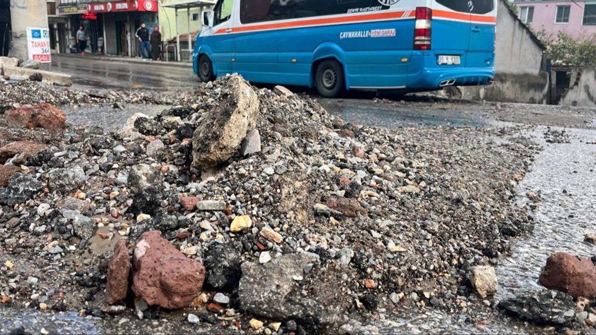 zmir'de saanak yollar dereye evirdi! Vatandalar yrmekte glk ekti