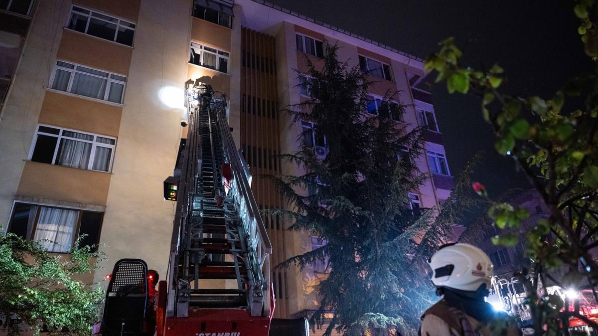 Kadky'de 5 katl binada kan yangnda 20 kii dumandan etkilendi