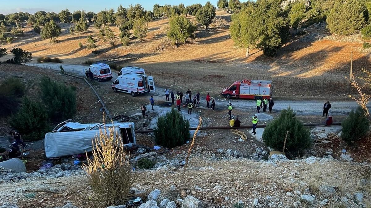 Mersin'de facia! ileri tayan minibs arampole yuvarland: 5 l