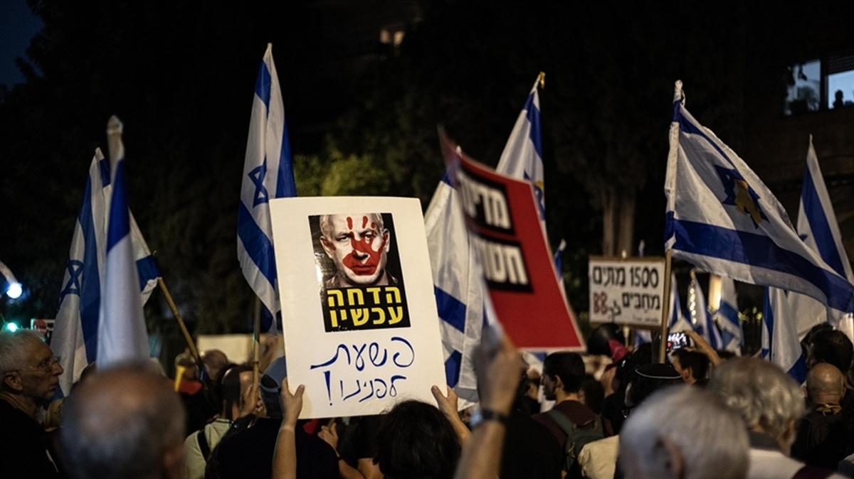 Soykrmc Netanyahu'ya evinde protesto oku... Esirlerin aileleri tepki gsterdi