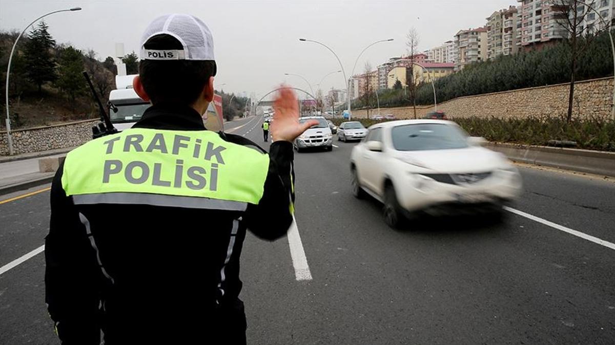 Trafikte yeni dzenleme! 6 kez ihlale ehliyet iptali geliyor