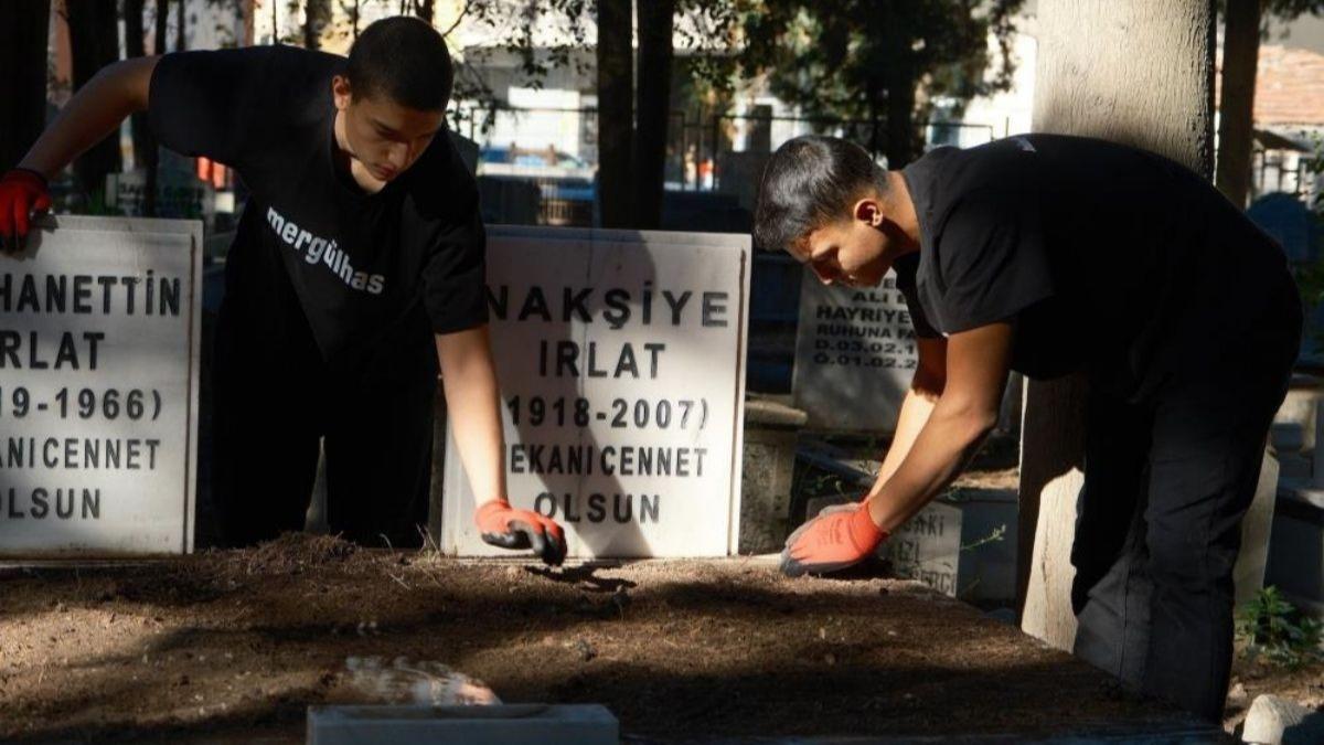 Bir anda fenomen oldular! ki kardein mezarlk seferberlii binlerce kalbe dokundu