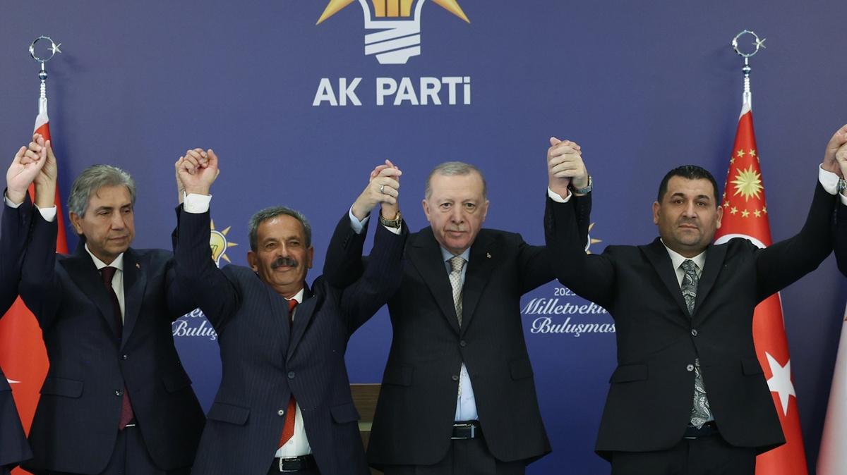 Rozetlerini Bakan Erdoan takt... 7 Belediye Bakan AK Parti'ye geti
