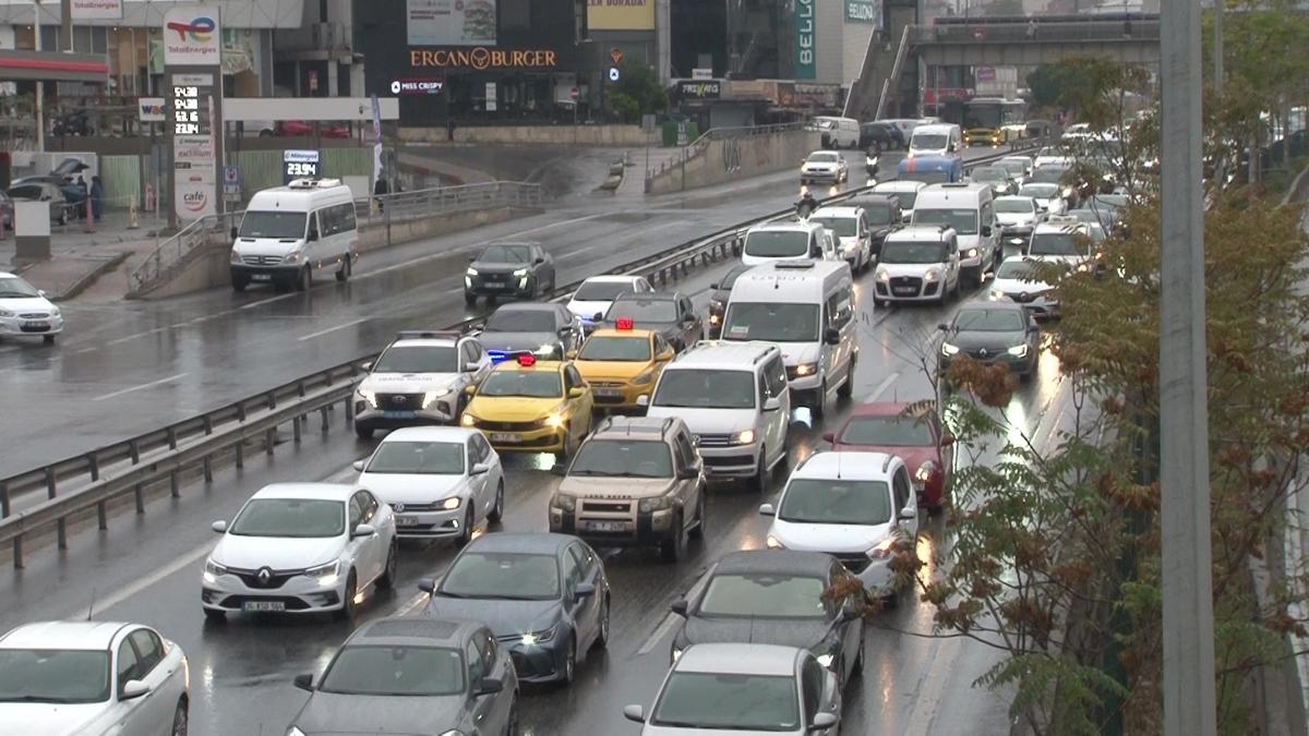 stanbul'da trafik kilit: Saanak ya sonras younluk olutu