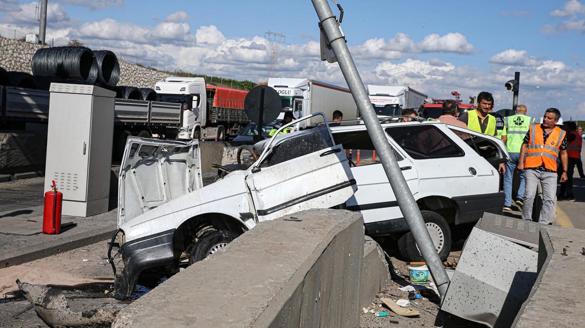 Mersin'de otoyol gielerindeki bariyere arpan otomobildeki 2 kii ld 