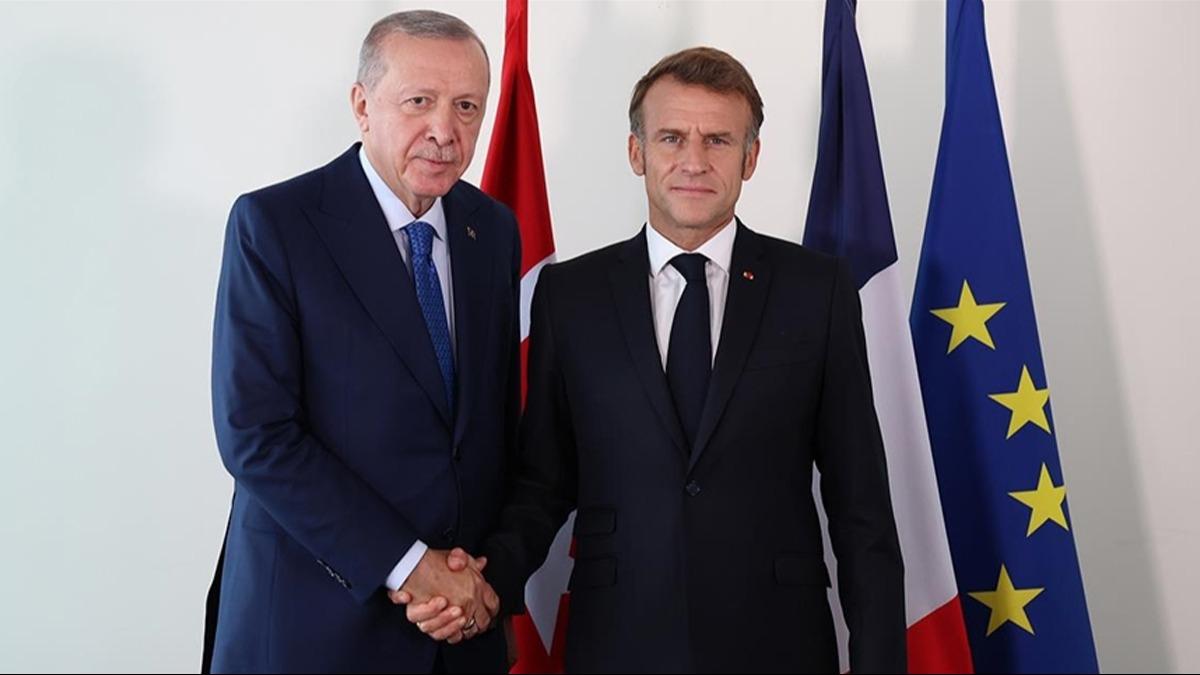 Paris'te atekes zirvesi Macron Cumhurbakan Erdoan'a vglerle balad