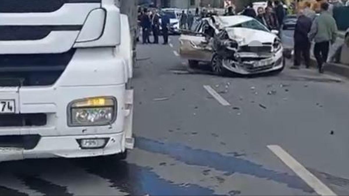 Tra arkadan arpt! Anne ld, baba ve ocuk yaral