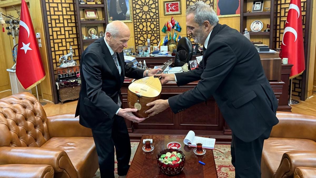 Yavuz Bingl'den MHP Lideri Baheli'ye anlaml hediye