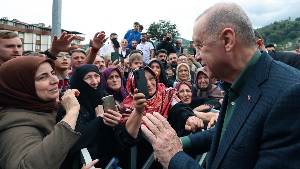 Cumhurbakan Erdoan cuma namazn Gneysu Merkez Camii'nde kld