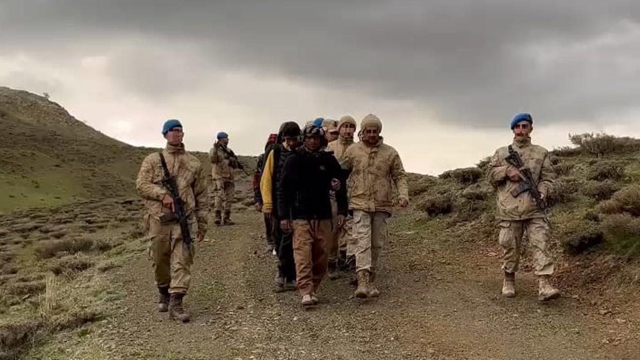 Erzurum'da yakalanan göçmenler geri gönderme merkezine götürüldü.