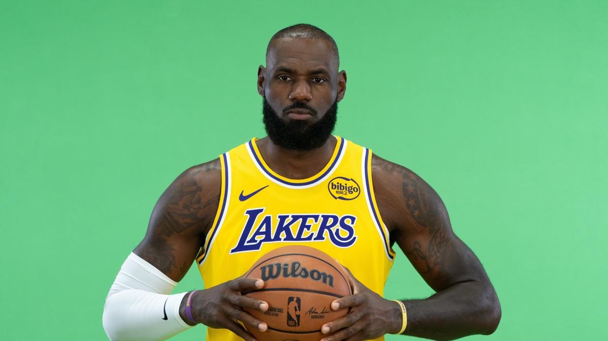 LeBron James 3-4 hafta parkelerden uzak kalacak