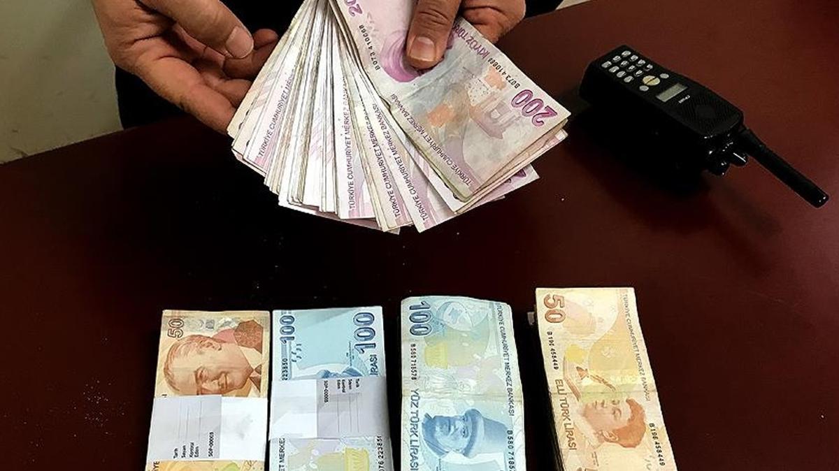 Otobs ofrnden takdir toplayan hareket: Unutulan paralar sahibine teslim etti 