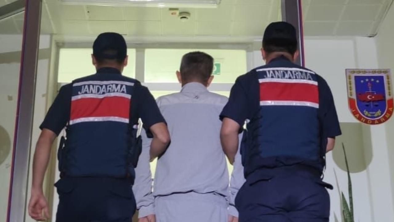 Cinayet zanlısı JASAT'tan kaçamadı: Saklandığı gizli bölmede yakalandı.