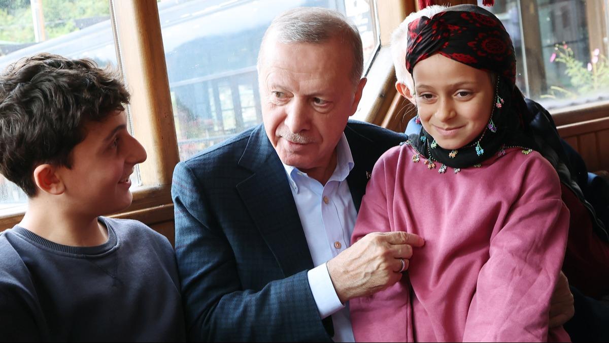 Cumhurbakan Erdoan, aykur Rizespor Futbol Kulb ve Rize ay lkokulunu ziyaret etti