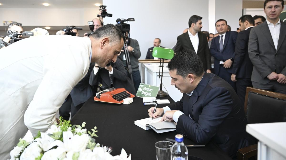 Cumhurbakanl zel Kalem Mdr Doan, 22. Ankara Kitap Fuar'nda kitaplarn imzalad