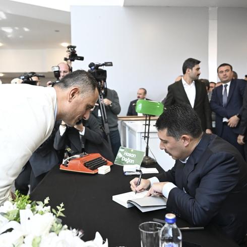 Cumhurbaşkanlığı Özel Kalem Müdürü Doğan, 22. Ankara Kitap Fuarı'nda kitaplarını imzaladı
