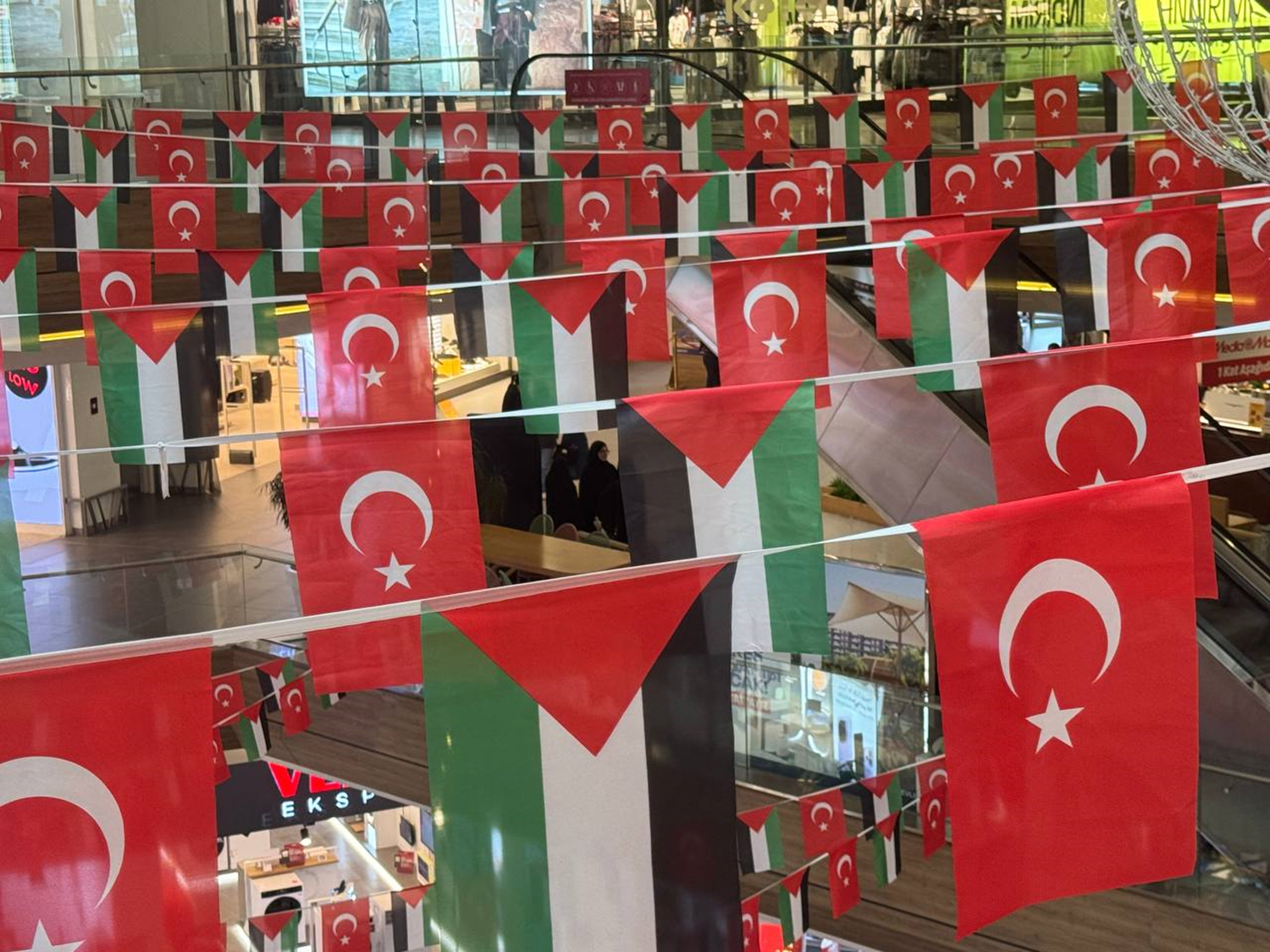 İstanbul esnafından Gazze'ye destek: Elde edilen gelir bağışlanacak.