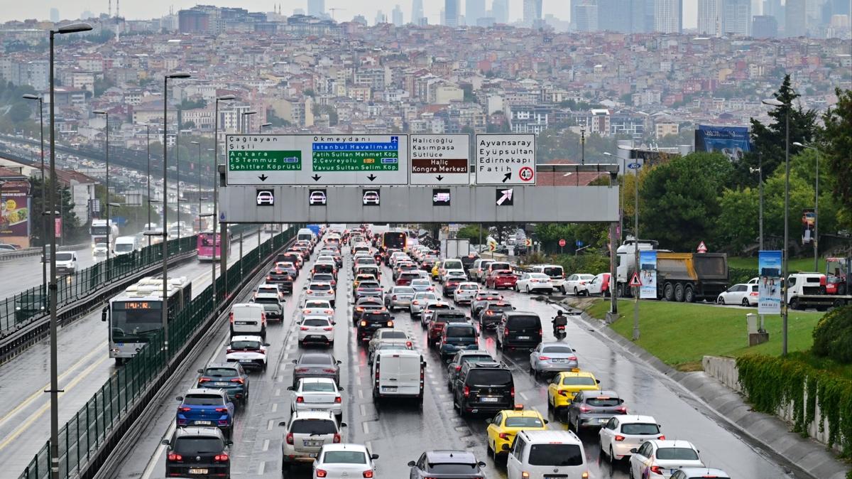 stanbul'da trafik kilit: Younluk yzde 80'i geti
