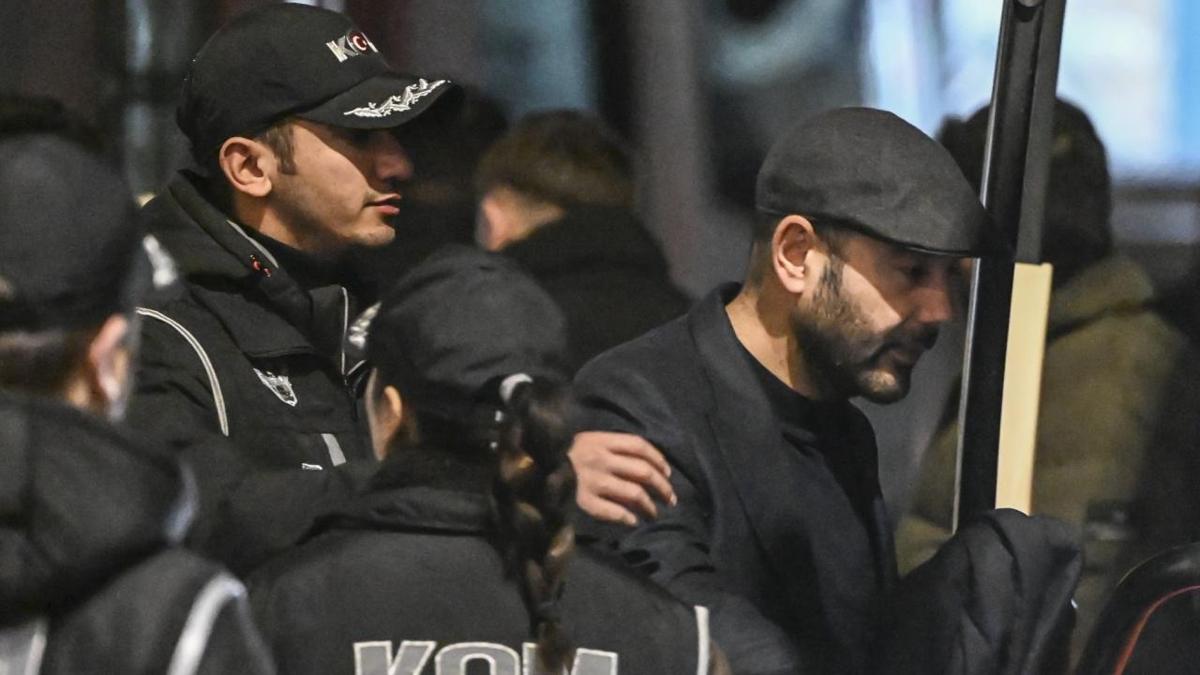 Rza Akpolat'n yolsuzlukla gelen lks yaam! Ses kaytlar savcla teslim edildi