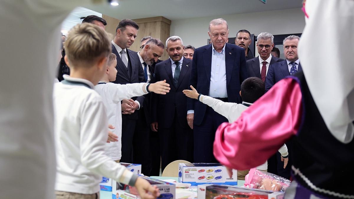 Rize'de Bakan Erdoan'a sevgi seli... ocuklarla sohbet edip hediye verdi