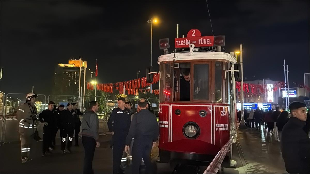Taksim'de yangn panii... Nostaljik tramvay alev ald