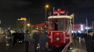Taksim'de yangın paniği... Nostaljik tramvay alev aldı