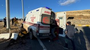 Ağrı'da ambulans ile kamyonet çarpıştı: 7 kişi yaralı