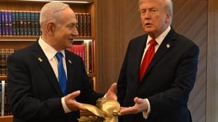 'Gazze Kasabı' Netanyahu, Trump'a altın barış güvercini hediye etti
