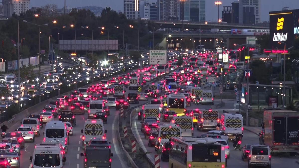 stanbul'da trafik yine kilit... Younluk yzde 74'e ulat