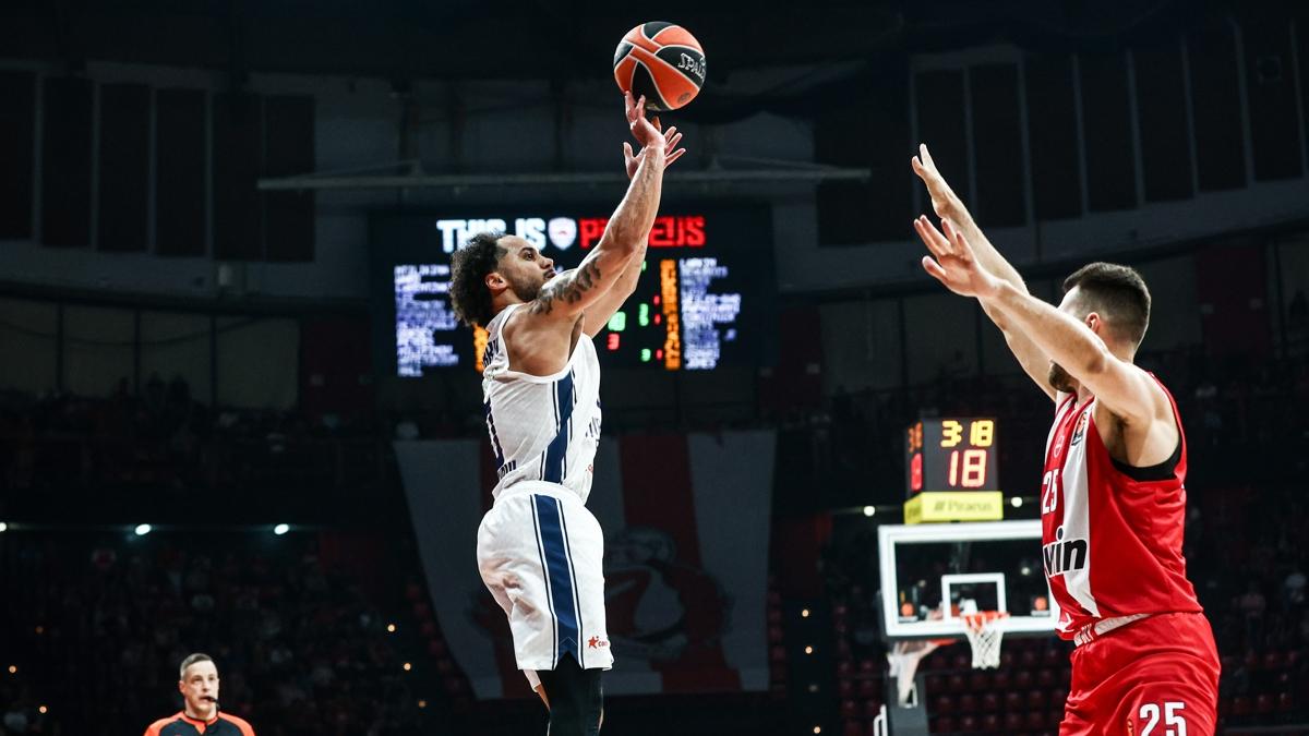Anadolu Efes, Atina'da kazand