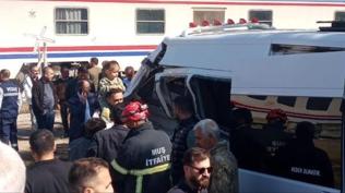 Muş'ta tren servis minibüsüne çarptı: 17 öğrenci yaralı