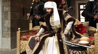 Sarayda dengeler değişiyor... Sultan Mehmed zırhını kuşandı, kararını verdi!