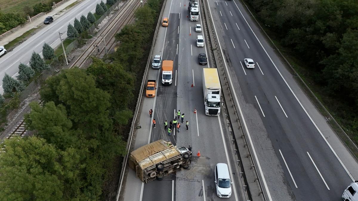 Anadolu Otoyolu'nda korkutan kaza! Kamyon kontrolden karak devrildi
