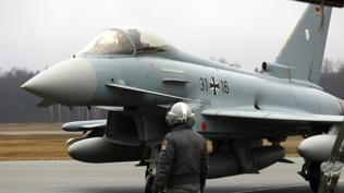 Eurofighter savaş uçakları hava üssüne iniyor