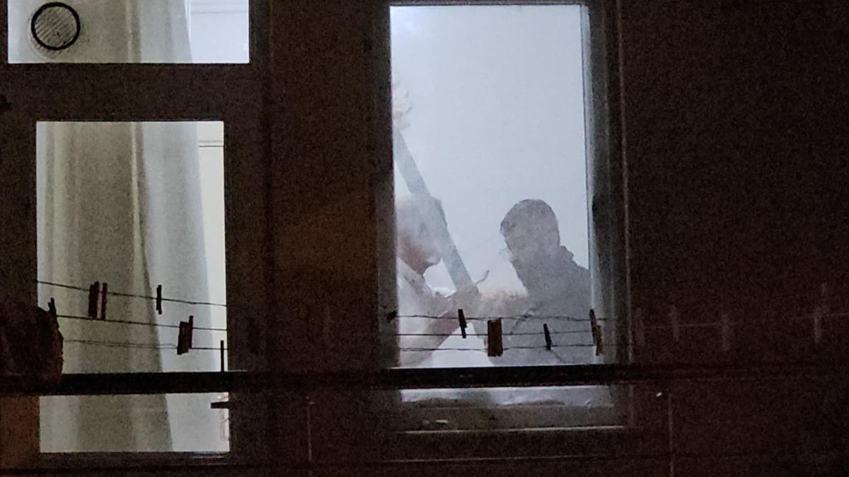Arkadan klla rehin ald: Operasyon saatler srd