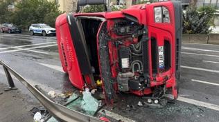 E5'te tır devrildi! Trafik durma noktasına geldi