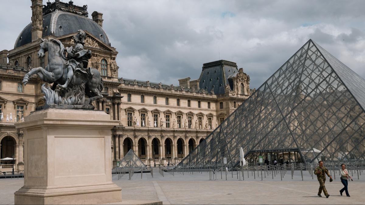 Paris'te tarihi soygun! Louvre Mzesi ziyarete kapatld