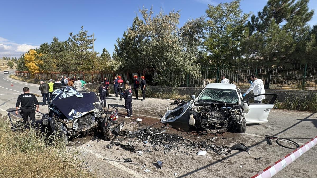 Sivas'ta iki otomobilin arpt kazada srclerden biri ld dier ar yaraland
