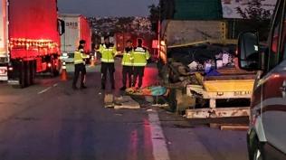 Aracının lastiğini değiştiren kişiye tır çarptı: 1 can kaybı