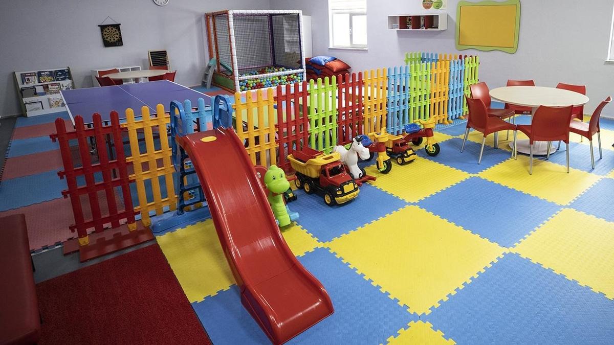 Edirne'de skandal! 3 yandaki ocuu kre retmeni srd 