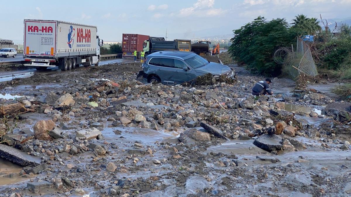 Hatay'da iddetli ya hayat fel etti: Heyelan sonras yollar kapand, aralar mahsur kald