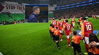 Çareyi kulaklık takmakta buldu!