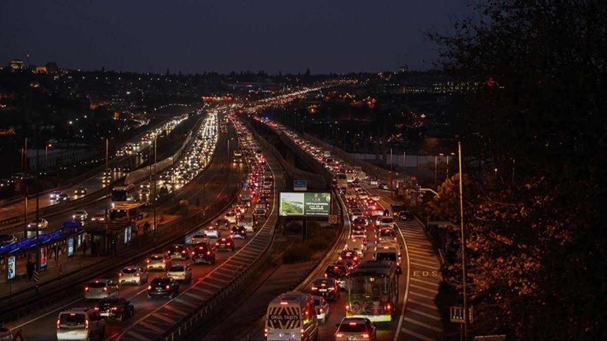 stanbul'da trafik kilit! Younluk yzde 85'e ykseldi