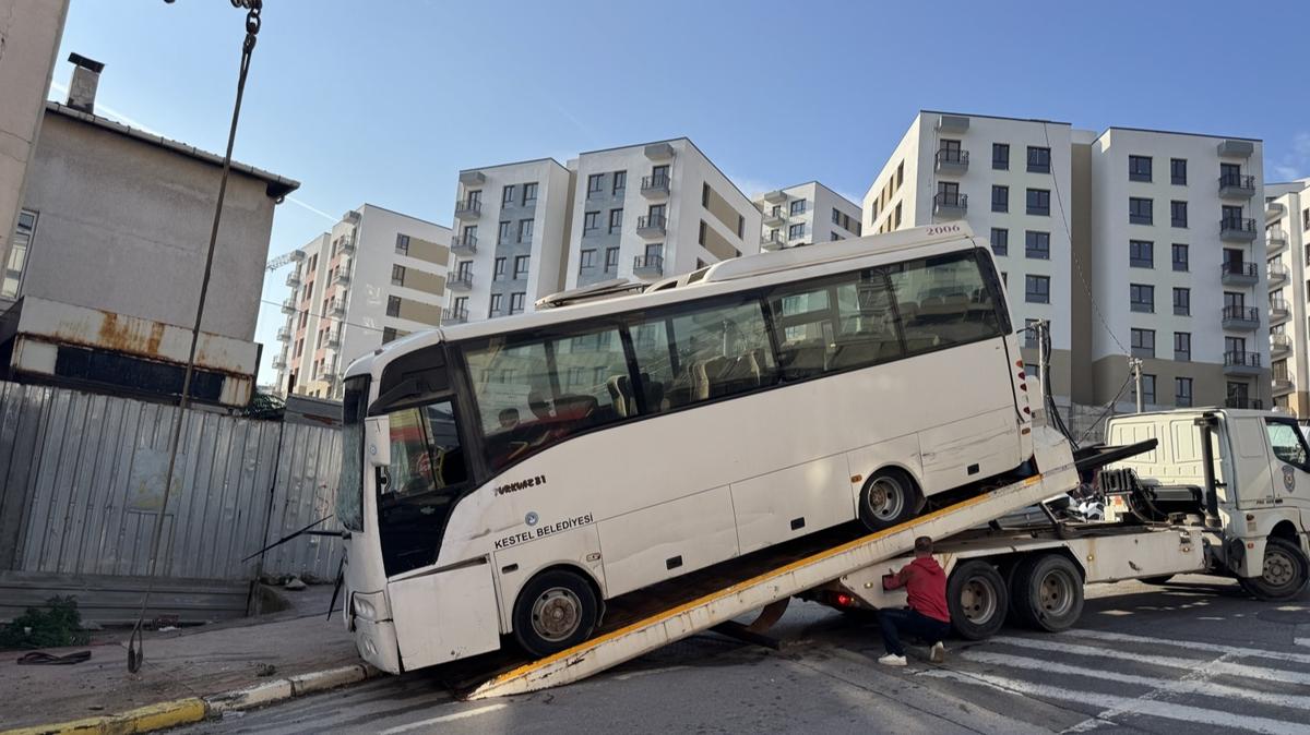 Kocaeli'de midibs bina duvarna arpt: 3' polis 7 yaral