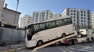 Kocaeli'de midibüs bina duvarına çarptı: 3'ü polis 7 yaralı