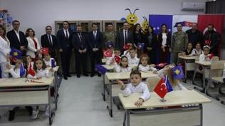 Mehmetçik'ten Kosova'daki ilkokula teknolojik malzeme desteği