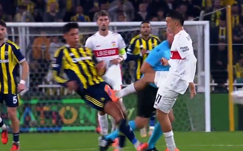 Hakem kırmızı kartı es geçti