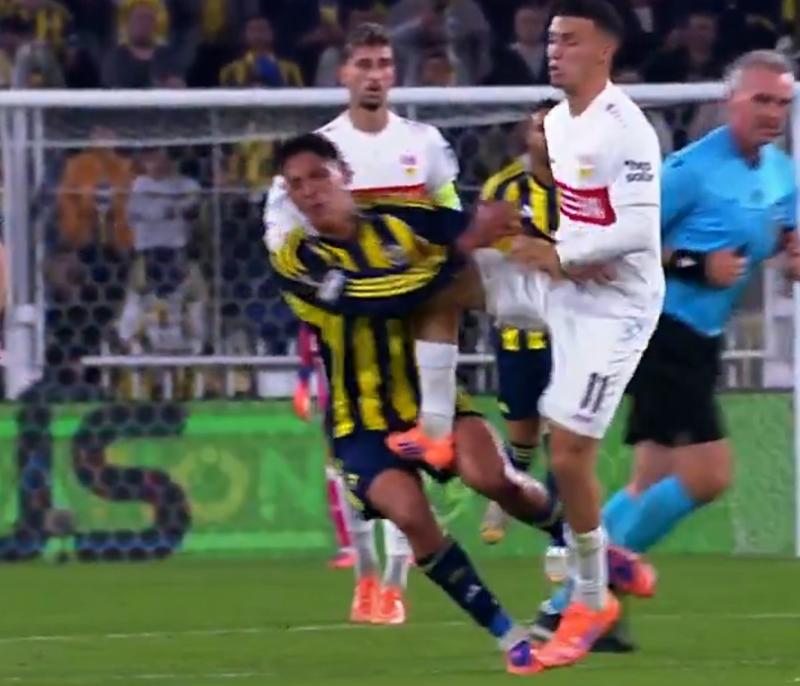 Hakem kırmızı kartı es geçti