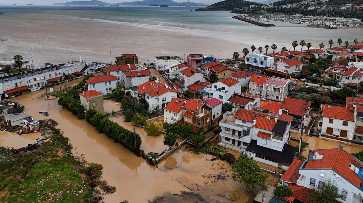 Foça'yı sağanak vurdu! AFAD: 587 personel ve 265 araç görevlendirildi