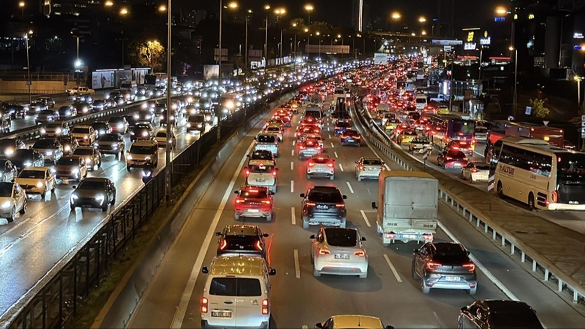 stanbullunun trafik ilesi bitmiyor! Younluk yzde 87'ye ykseldi